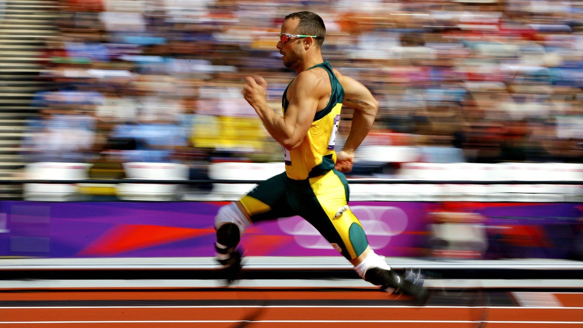 比利时骑手吉尔·托马斯在2024年国际马术联合会障碍赛世界巡回赛中获得个人第六名，表现出色。